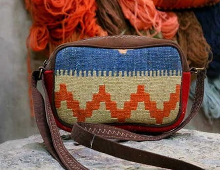 تصویر 4 از کیف گلیمی سنتی با حفظ اصالت تاریخی و ساختار وفادار به ریشه ها